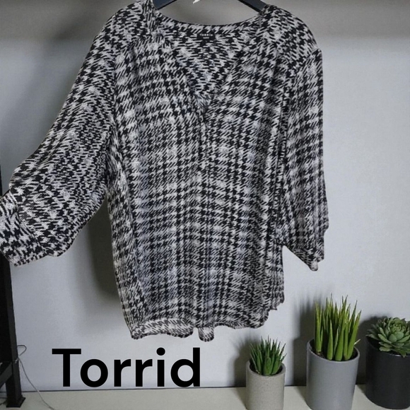 Torrid Classic Black & White Georgette Blouse – Modern Houndstooth Plaid Print - Picture 11 of 11